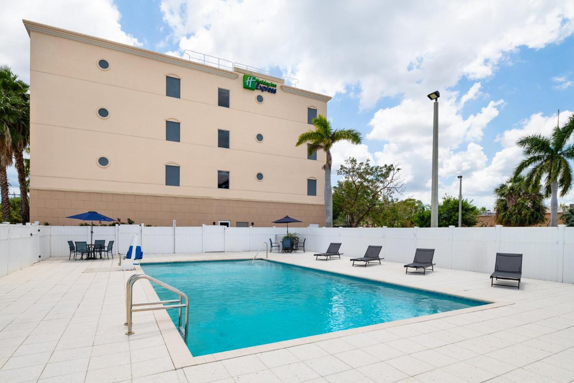 Holiday Inn Express & Suites Boynton Beach West By Ihg Dış mekan fotoğraf